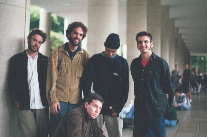 Rodrigo Amarante, Marcelo Camelo, Rodrigo Barba e Bruno Medina (em pé); Patrick Laplan (agachado)