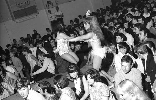 GoGo Dancers & croed