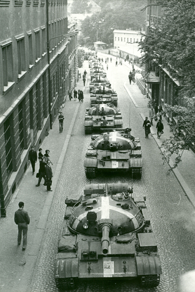 Tanques T-62 soviéticos em Praga